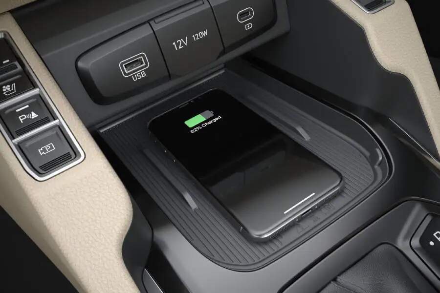 Cargador inalámbrico para smartphones con función de enfriamiento Cargador inalámbrico para smartphones con función de enfriamiento